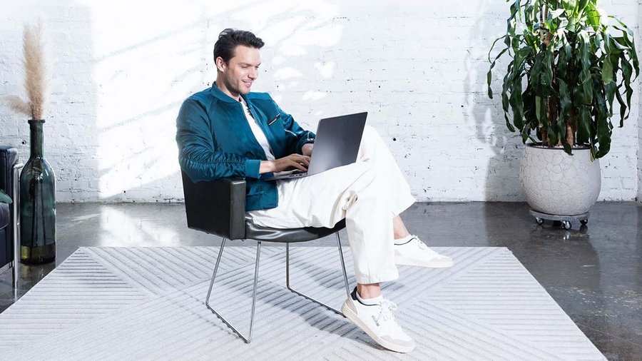 Mjesečni budžet: Što je to i zašto je koristan? Mladić radi na svom prijenosnom računalu i planira budžet.